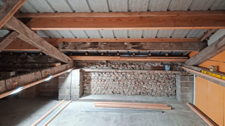 Installation des tasseaux pour l'isolation